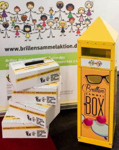 Die Brillen-Sammelboxen gibt es aus Karton und Metall