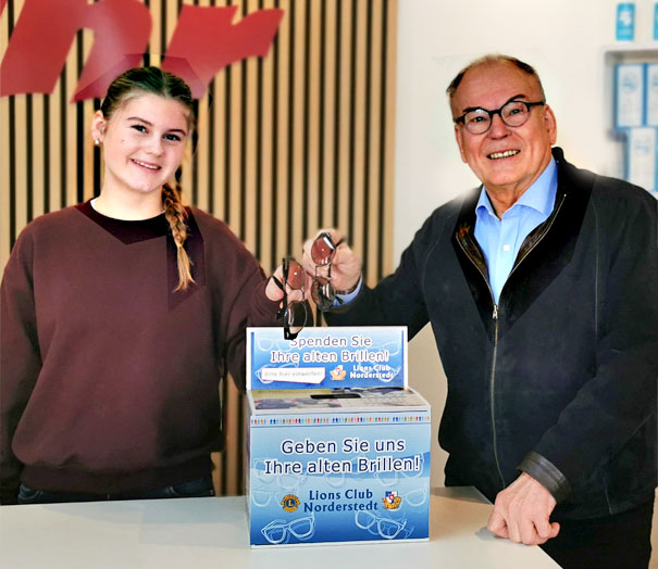 Maja Seidel vom Innenausstatter Suhr und Udo Bialas vom Lions Club Norderstedt hoffen auf viele Spenden. Foto: Lions Club Norderstedt/hfr